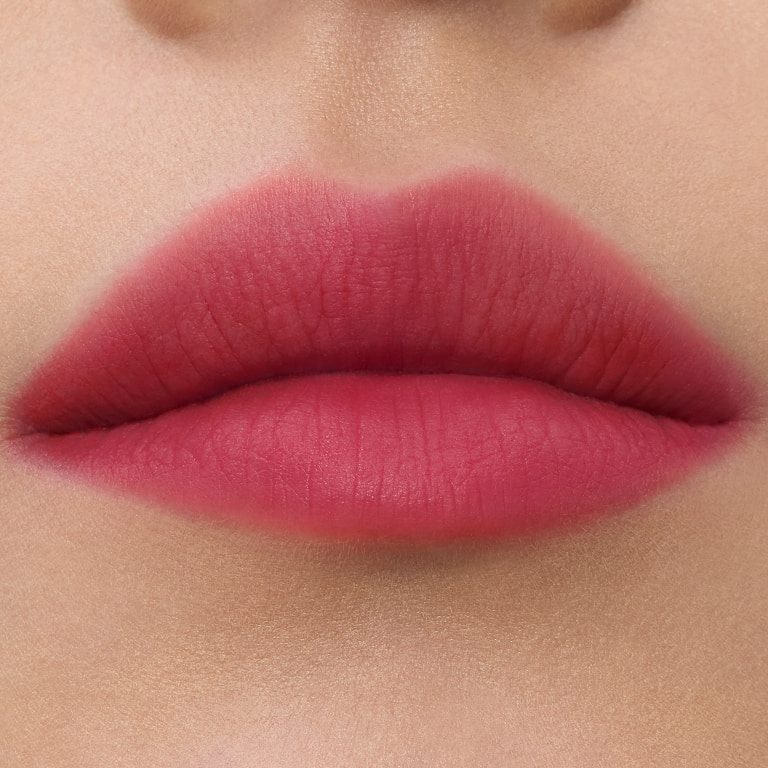 Primer plano de muestras de labios con manchas de color ahumado y difuminado de YSL en el tono #234 Berry Satisfaction.