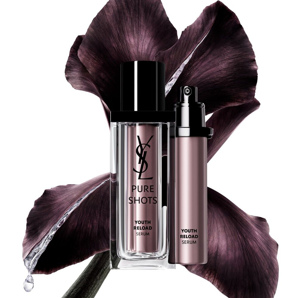 YSL Beauty Pure Shots Youth Reload Serum y su recarga sostenible, enmarcados con una flor de iris púrpura oscuro.