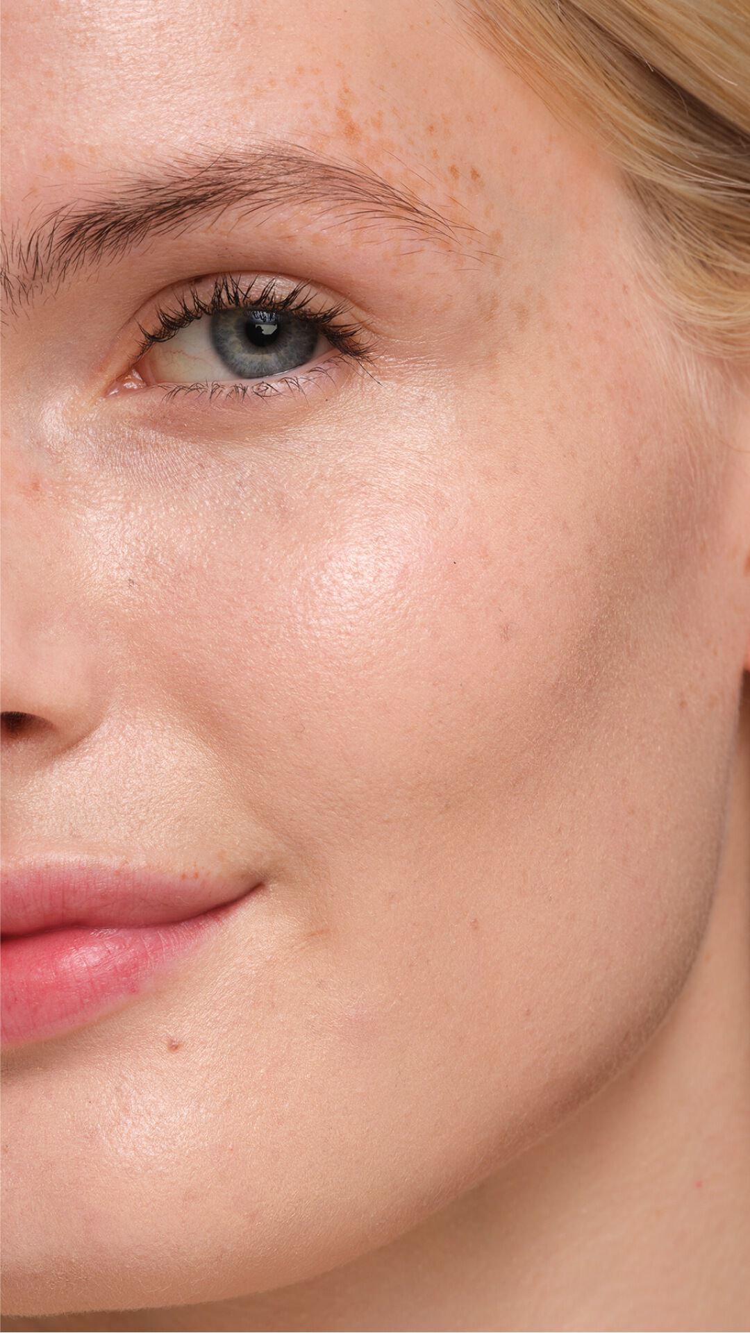 Acabado radiante en piel clara con YSL SKIN AFFAIR FOUNDATION. Primer plano mostrando un brillo luminoso, uniforme y sin poros.