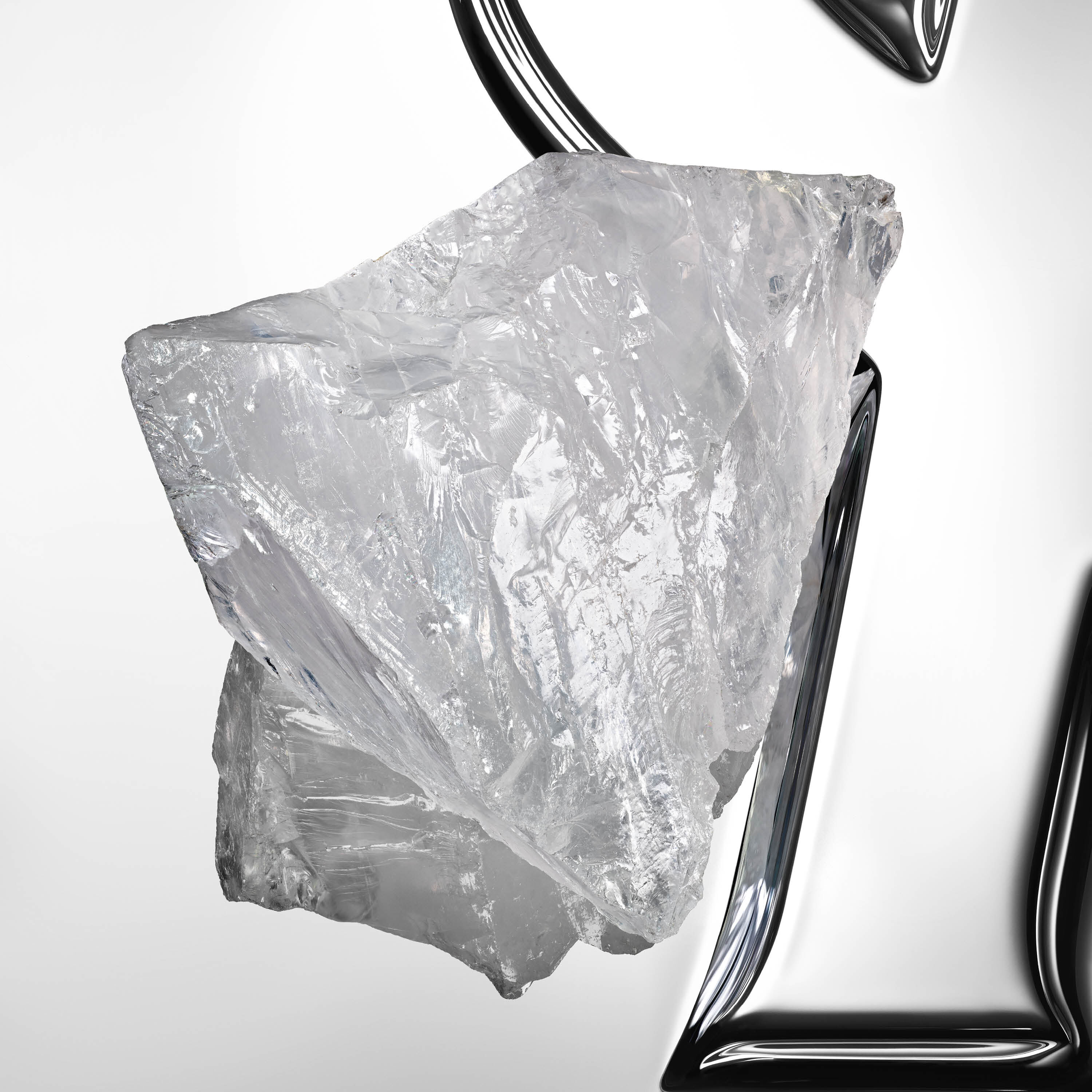 Un bloque cristalino de almizcle blanco sobre un fondo reflectante Cassandre de YSL.