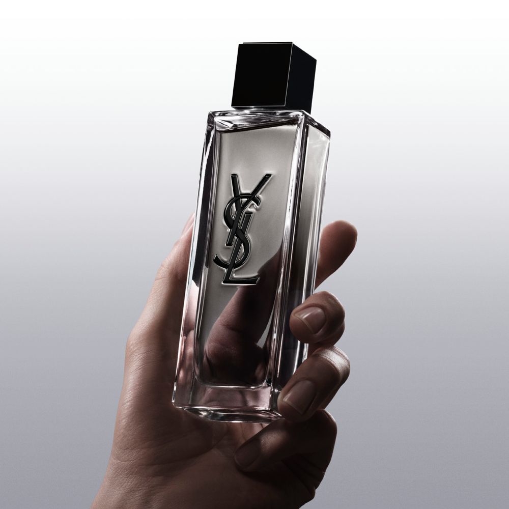 Mano sosteniendo el frasco de MYSLF Eau de Toilette Intense para mostrar el agarre y el diseño.