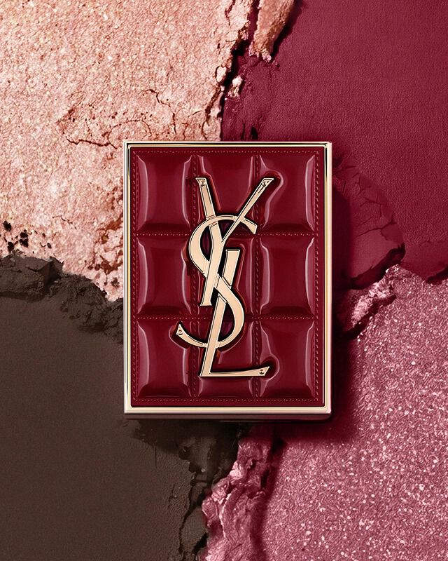 Paleta YSL Couture Mini Clutch sobre un fondo texturizado de sombras en polvo brillantes en #1982 Burgundy Millesime.