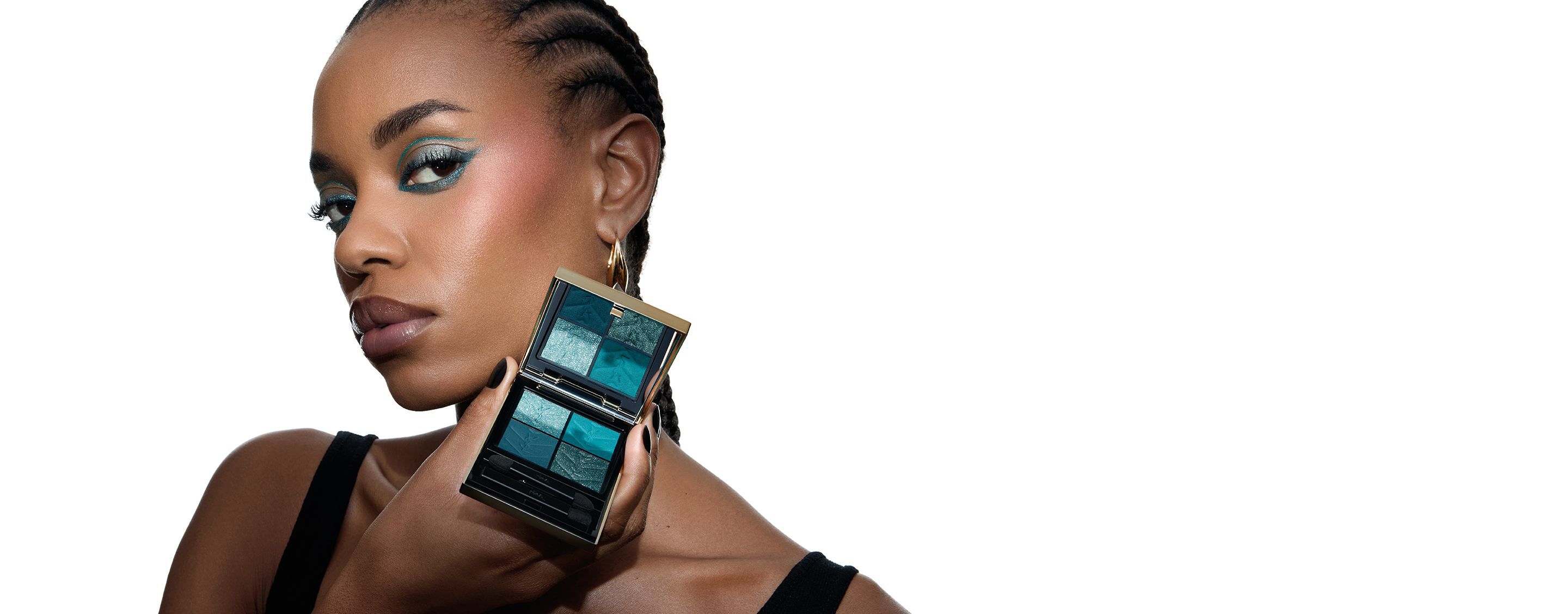 Lizette, modelo de YSL Beauty, sosteniendo una paleta de sombras de ojos YSL Couture Mini Clutch, con un maquillaje de ojos turquesa a juego.