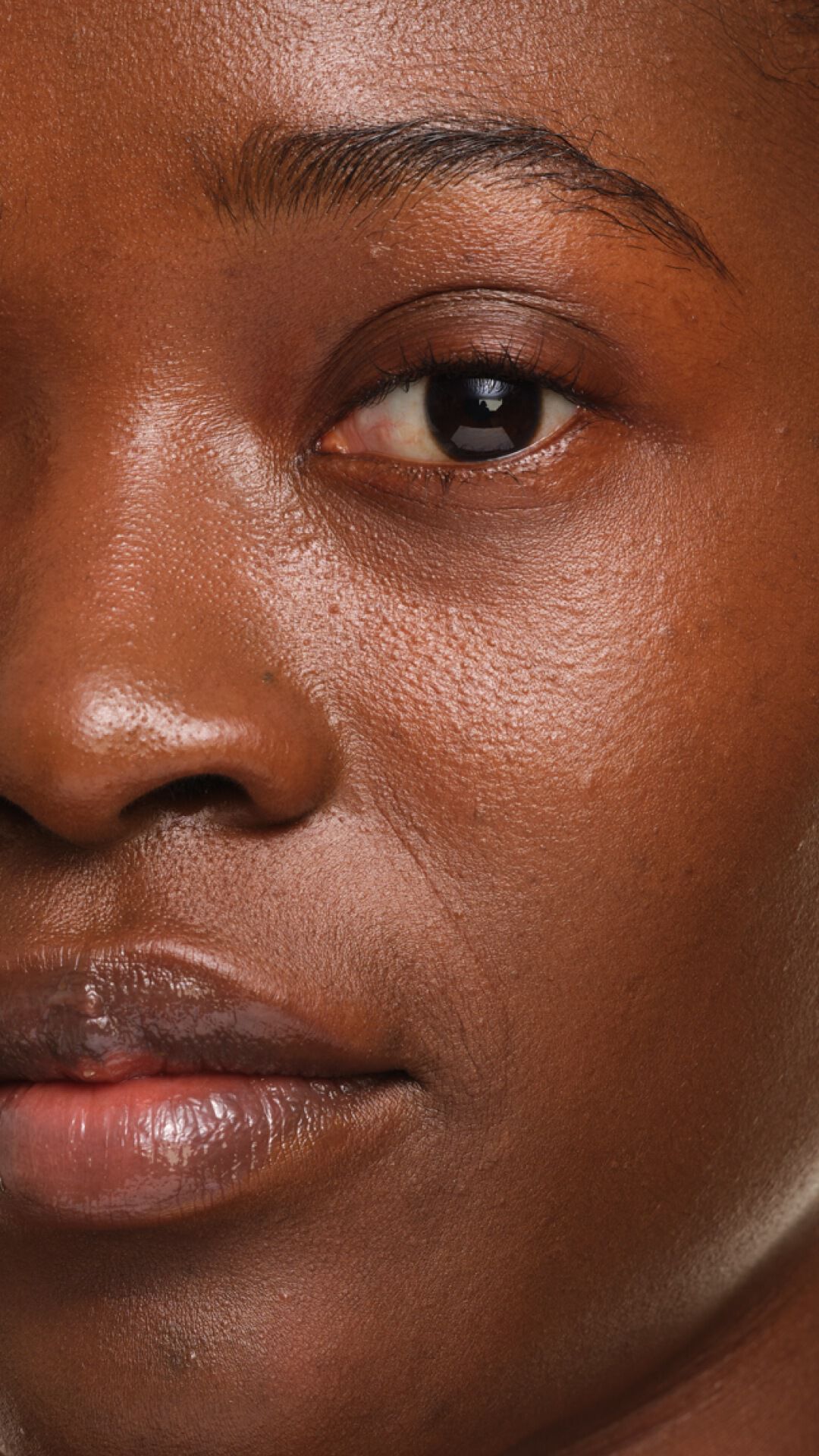 YSL SKIN AFFAIR FOUNDATION en tono de piel profundo. Zoom extremo en el acabado luminoso, uniforme y saludable de aspecto suave.