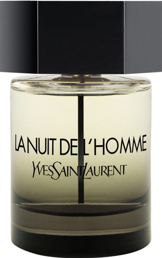 Un frasco de la fragancia Yves Saint Laurent La Nuit de L'Homme con cuerpo de cristal transparente, líquido ámbar claro y un gran tapón hexagonal plateado.