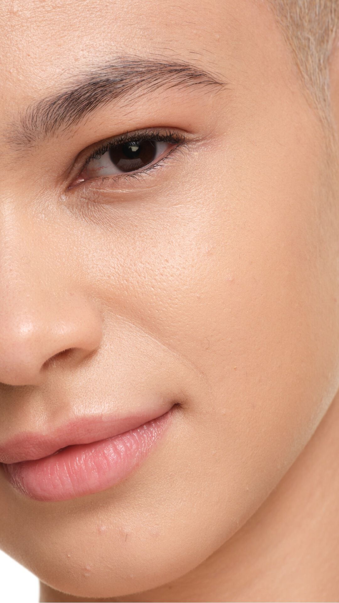 YSL SKIN AFFAIR FOUNDATION en tono de piel claro. Zoom extremo en el acabado luminoso, suave y de aspecto natural.