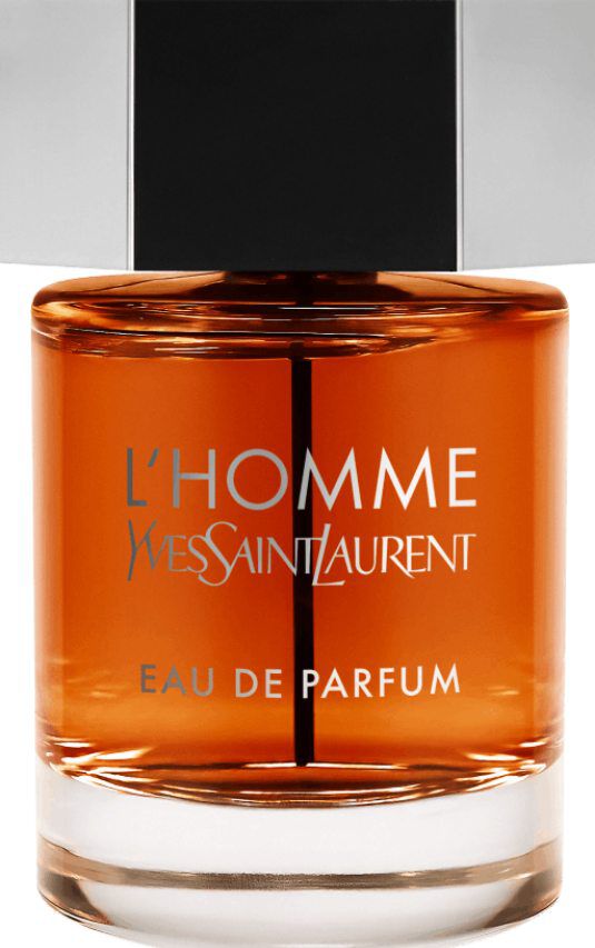 Un frasco de la fragancia Yves Saint Laurent L'Homme Eau de Parfum con cuerpo de cristal transparente, líquido ámbar intenso y un tapón hexagonal plateado.