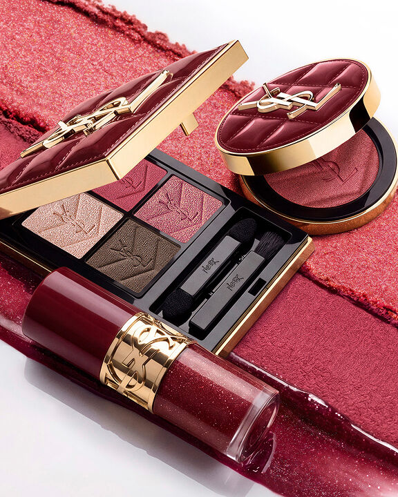 Dúo navideño de maquillaje YSL sobre trazos texturizados en burdeos con paleta y gloss