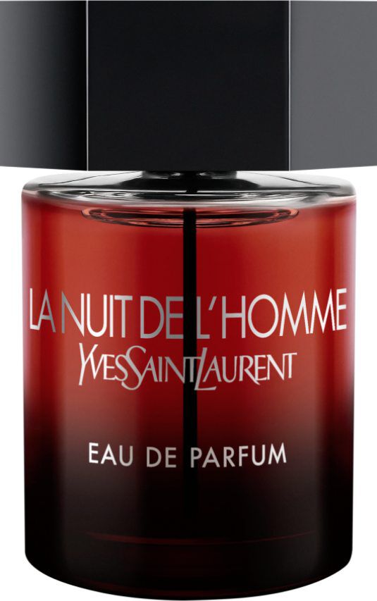Un frasco de la fragancia Yves Saint Laurent La Nuit de L'Homme Eau de Parfum con cuerpo de cristal transparente y un tapón hexagonal negro.