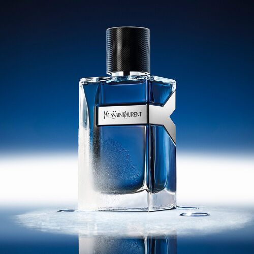 Frasco de 100 ml de YSL Y Eau de Toilette Intense Iced Cologne, escarchado y con gotas de agua, que refleja un ambiente azul gélido.
