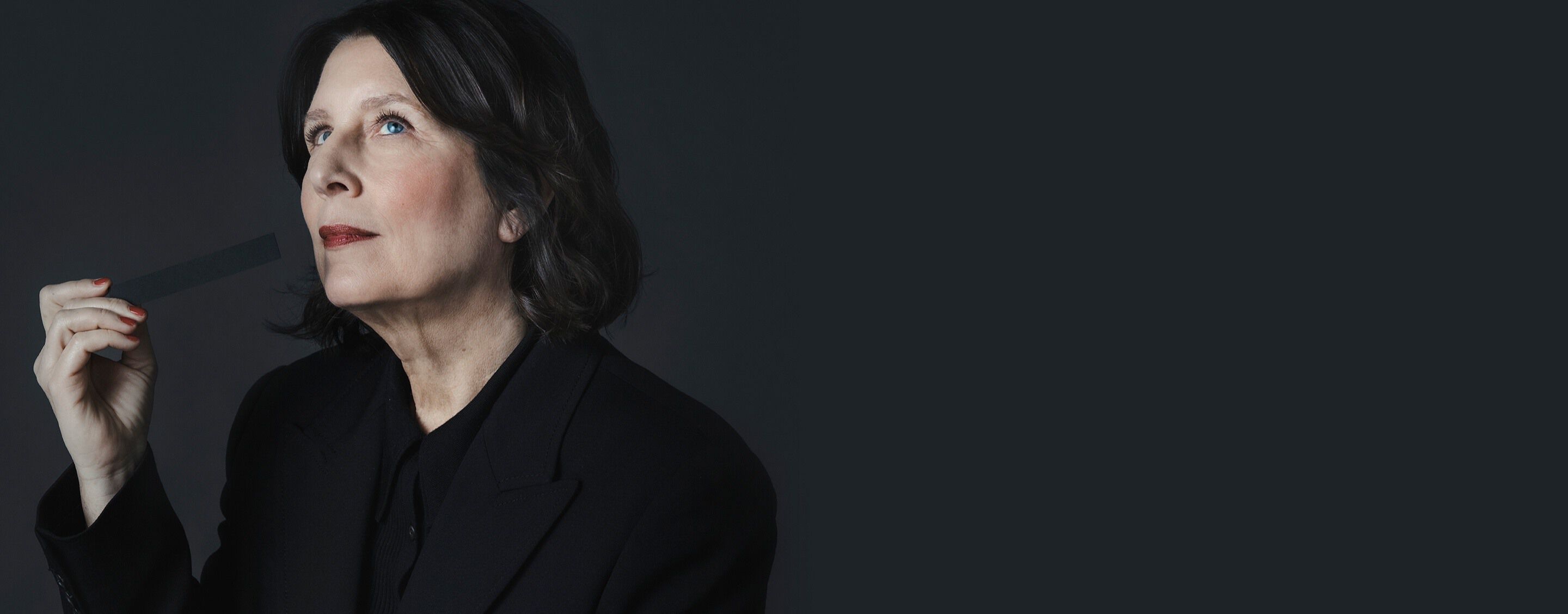 La Maestra Perfumista Daniela Andrier
sosteniendo una tira olfativa, creadora de la
radical firma YSL CŒUR.