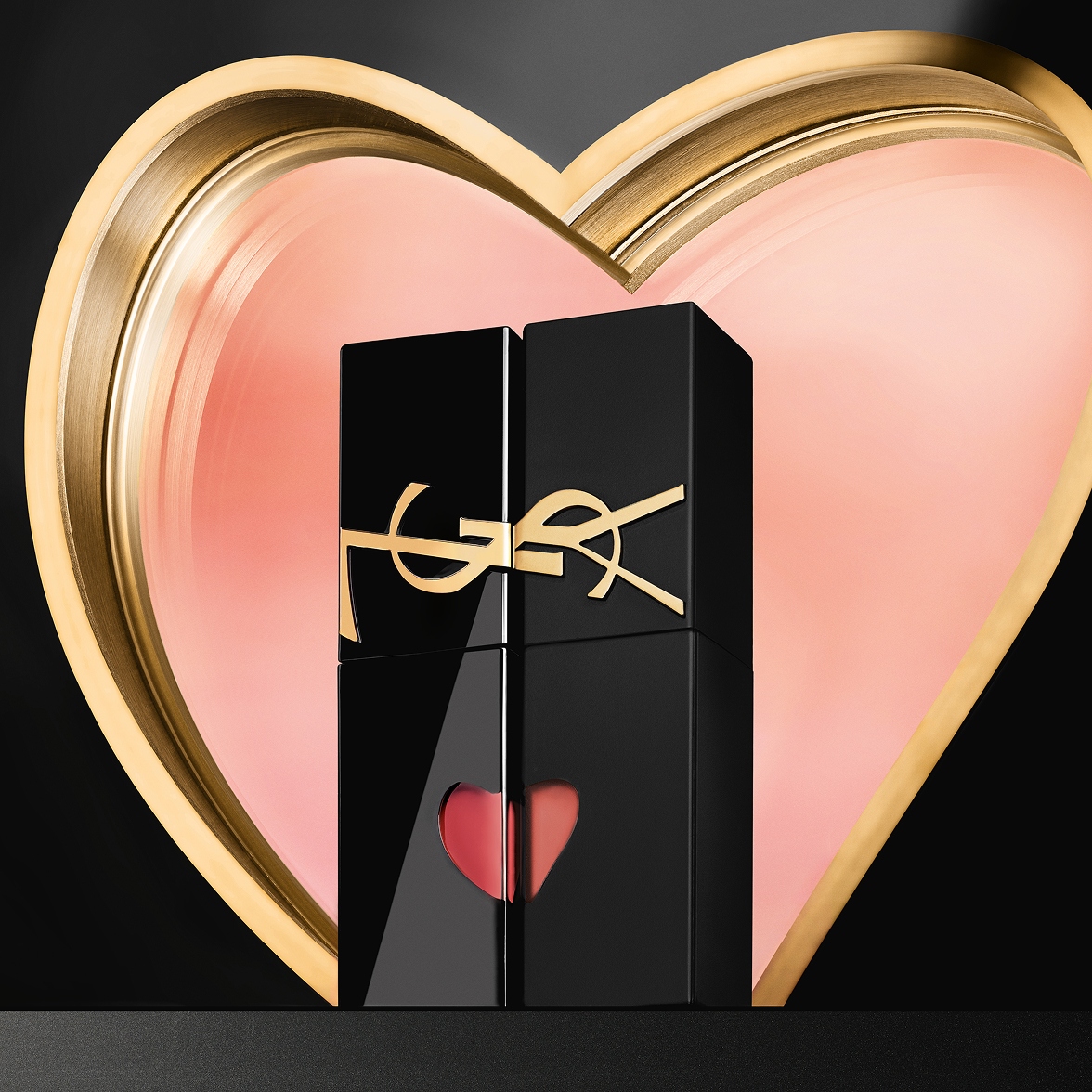 Dos modelos aplicando YSL The Inks Vinyl Cream & Blur, mostrando acabados de labios brillantes y mate suave lado a lado.