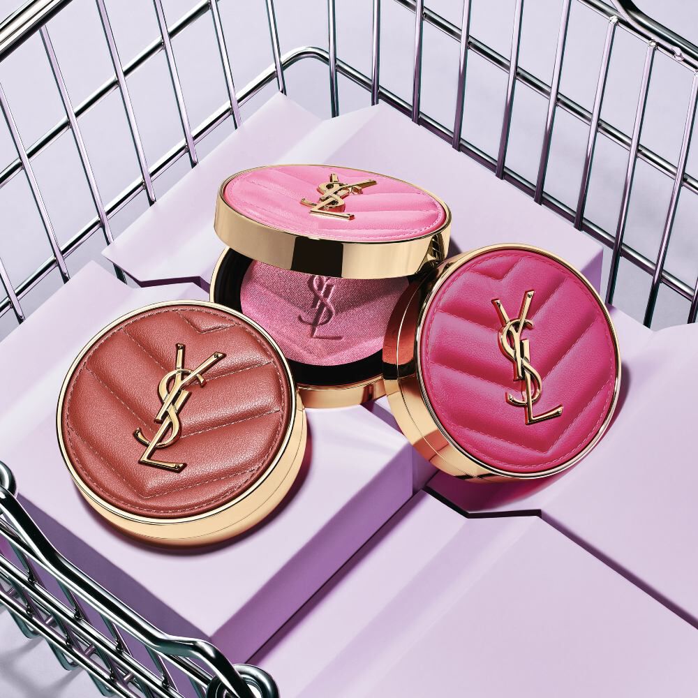 Tres rubores YSL Make Me Blush en los tonos 10, 12 y 66 presentados sobre bloques violetas.