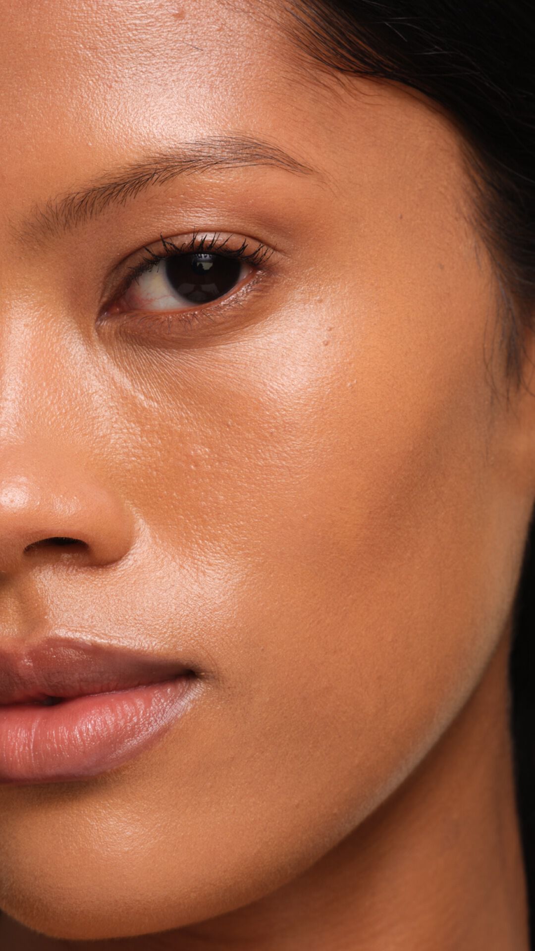 Brillo luminoso en piel media con YSL SKIN AFFAIR FOUNDATION. Primer plano del acabado radiante, transpirable y de segunda piel.