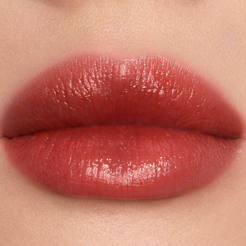 Pruebas de labios en primer plano de las manchas de color efecto vinilo de YSL en el tono #446 Spiced Secret.