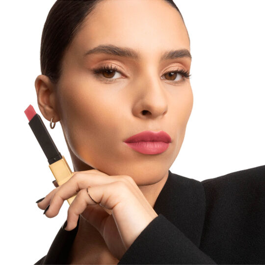 Dos manos muestran labiales YSL cuadrados, uno abierto y otro cerrado.