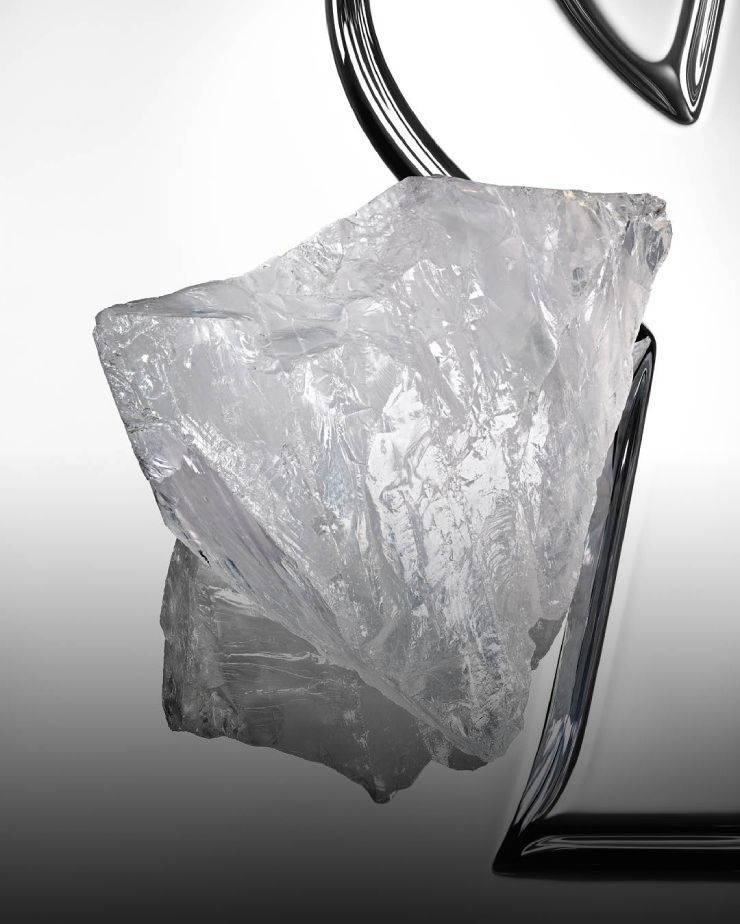 Una gran piedra mineral de almizcle blanco, translúcida y cristalina.
