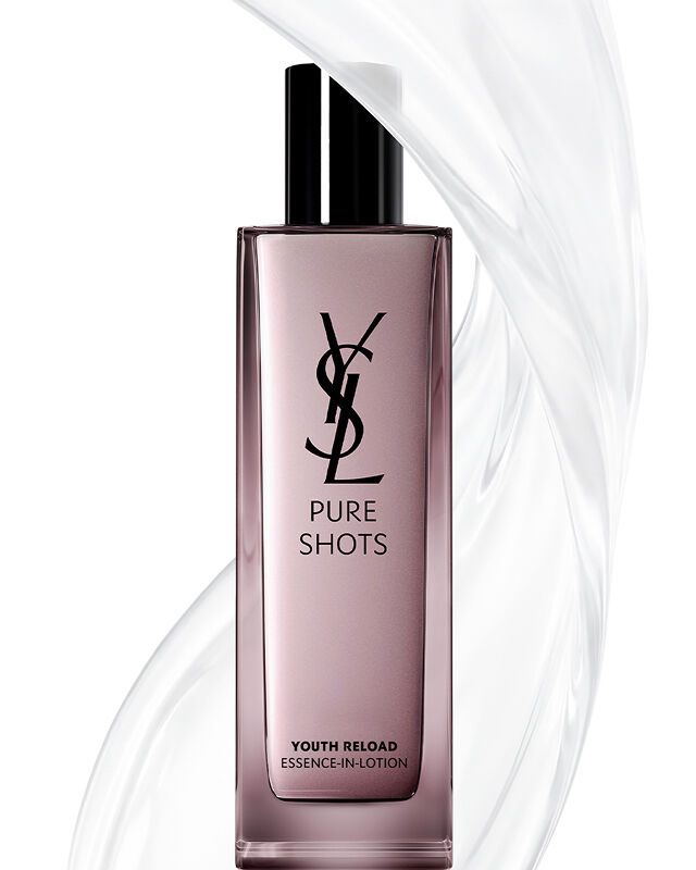 Botella de YSL Beauty Pure Shots Youth Reload Essence-in-Lotion, rodeada por un remolino claro y dinámico de su textura.