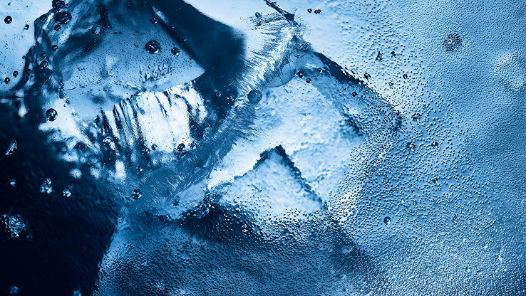 Primer plano de gotas de agua y hielo, que evocan el frescor intenso y gélido de YSL Y Eau de Toilette Intense Iced Cologne.