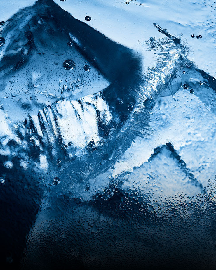 Primer plano de gotas de agua y hielo, que evocan el frescor intenso y gélido de YSL Y Eau de Toilette Intense Iced Cologne.