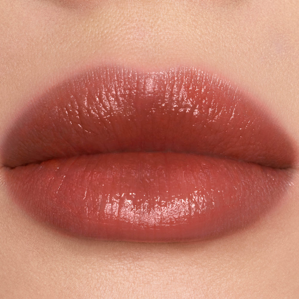 Primer plano de muestras de labios con manchas de color efecto vinilo de YSL en el tono #610 Nude Champion.