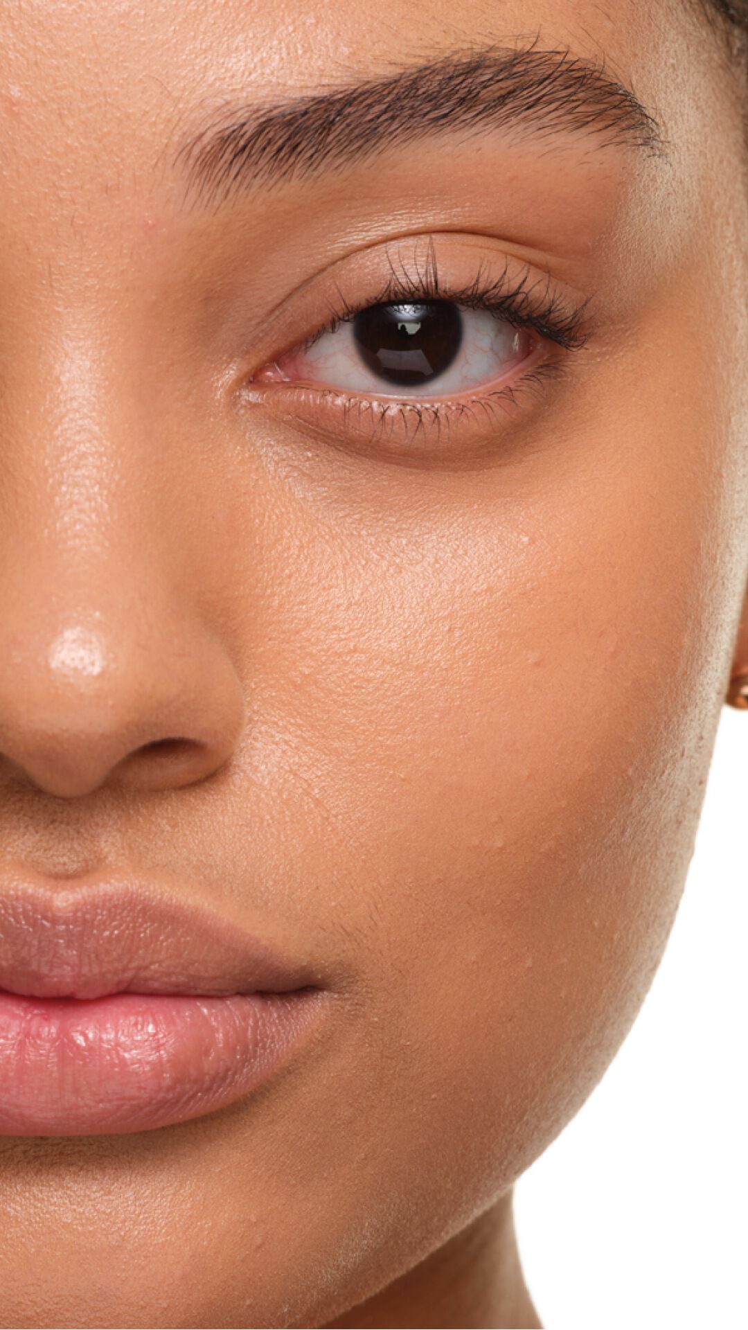 Brillo suave radiante en piel clara con YSL SKIN AFFAIR FOUNDATION. Zoom extremo en la textura impecable y sin poros.
