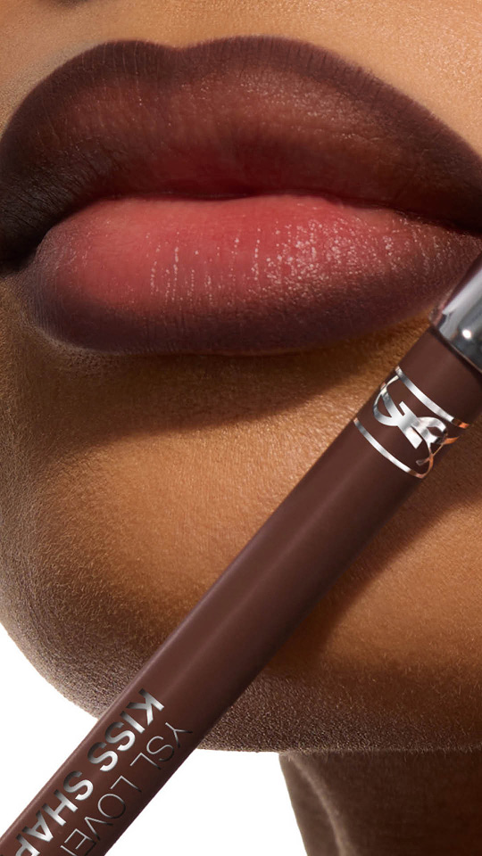 Primer plano vertical de labios degradados en color marrón con el perfilador YSL Kiss Shaper a juego.