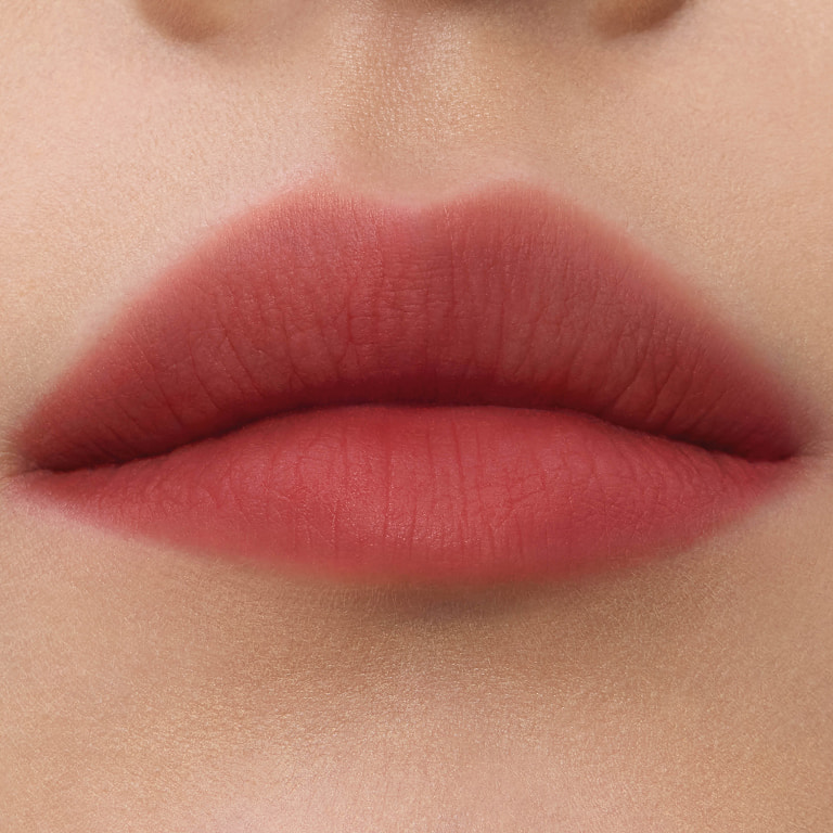 Primer plano de muestras de labios con manchas de color ahumado y difuminado de YSL en el tono #238 Rose Call.