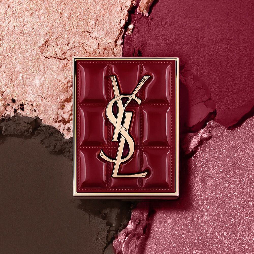 Paleta YSL Couture Mini Clutch sobre un fondo texturizado de sombras en polvo brillantes en #1982 Burgundy Millesime.