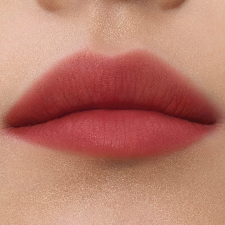 Primer plano de muestras de labios con manchas de color ahumado y difuminado de YSL en el tono #239 Sunset Hotline.