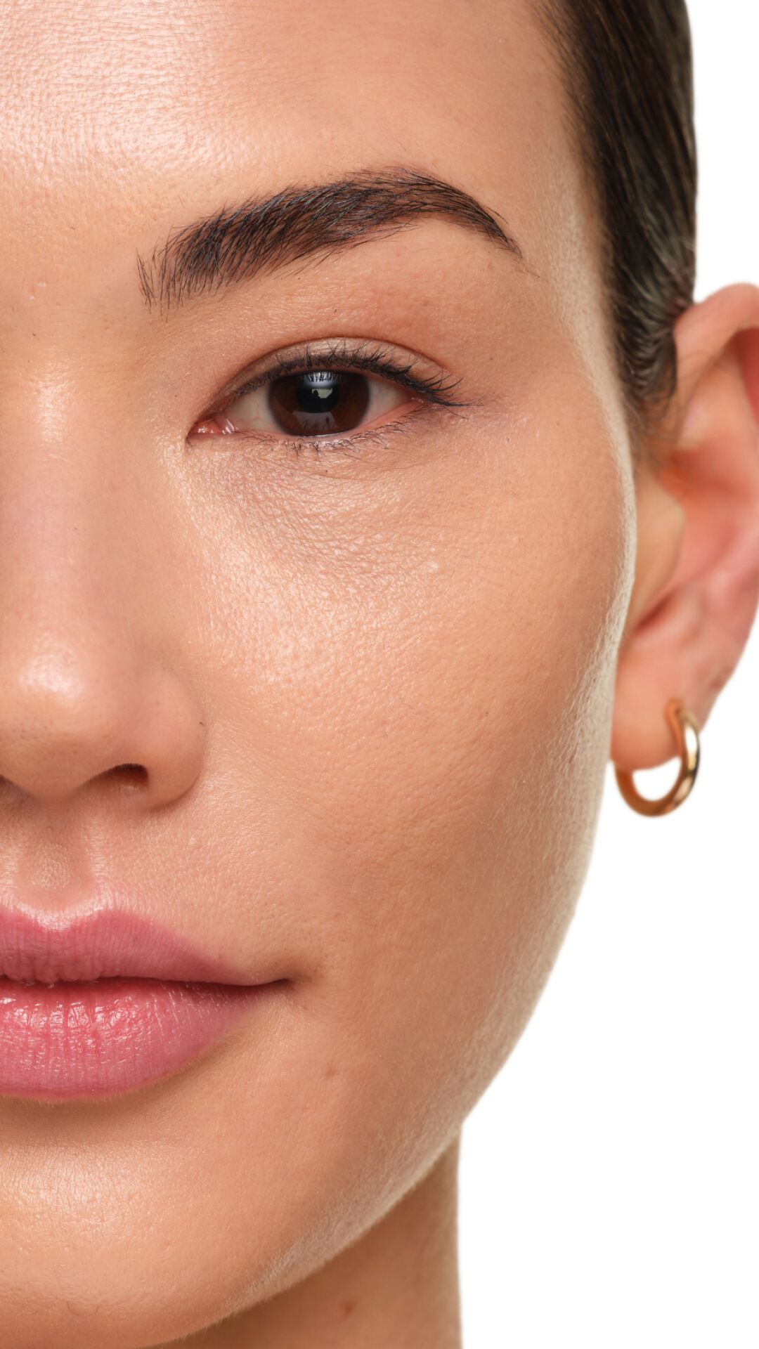 Zoom extremo en la piel mostrando el acabado luminoso de YSL SKIN AFFAIR SOFT GLOW FOUNDATION. Piel suave, uniforme y radiante.