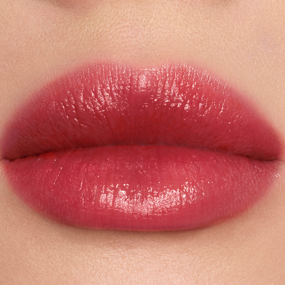 Pruebas de labios en primer plano de las manchas de color efecto vinilo de YSL en el tono #445 Ring Me Pink.