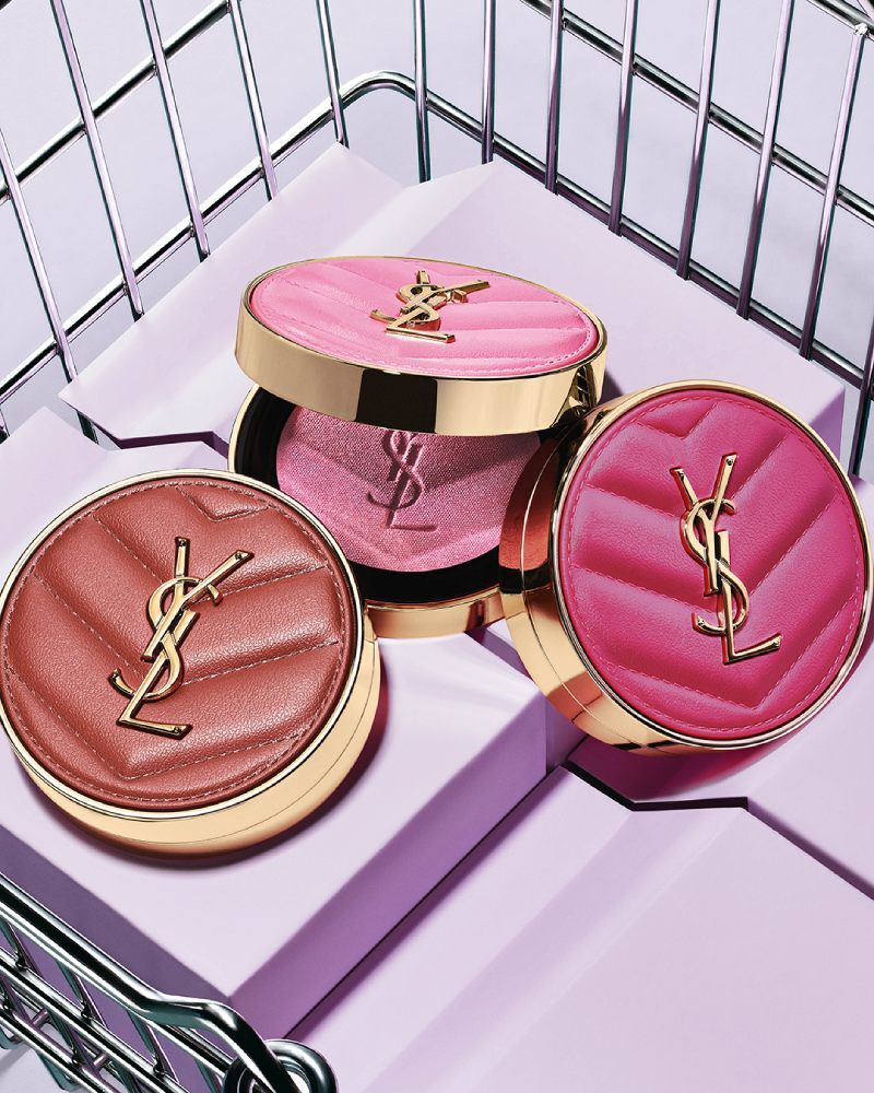 Tres rubores YSL Make Me Blush en los tonos 10, 12 y 66 presentados sobre bloques violetas.