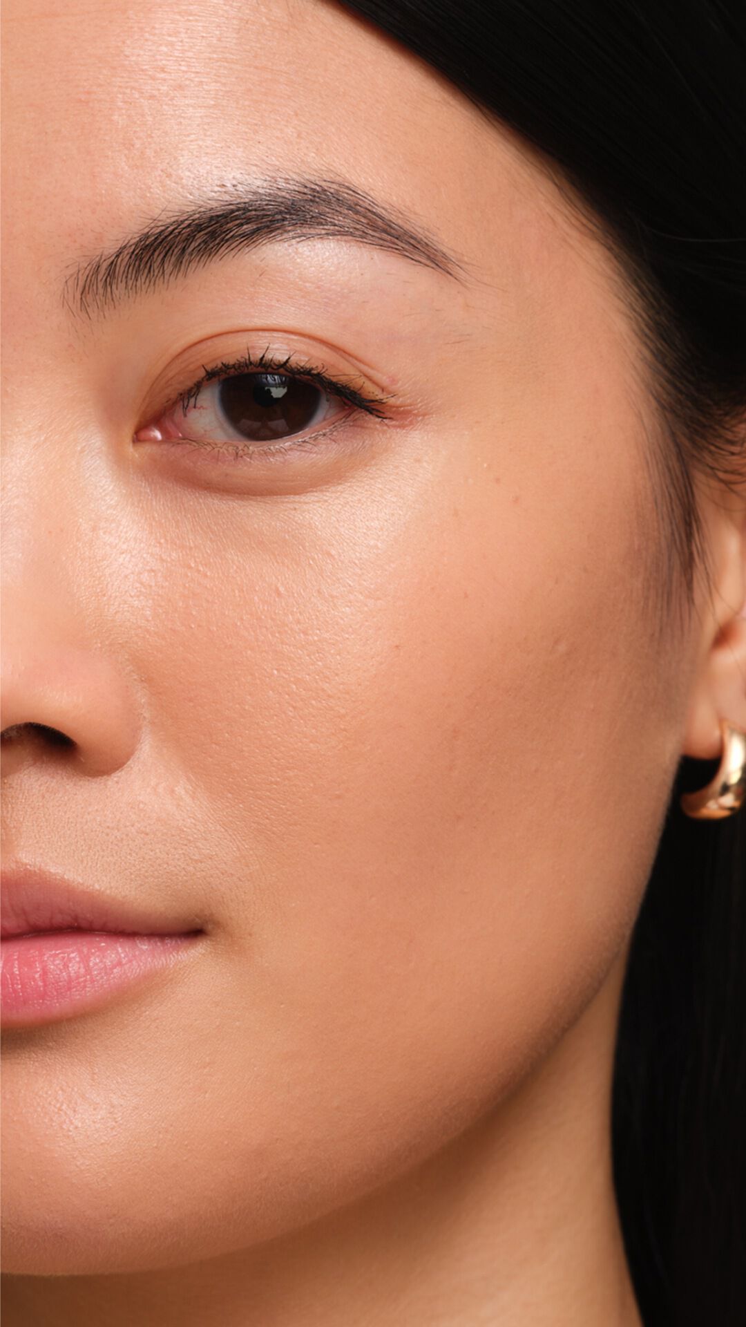 Tono claro uniforme con YSL SKIN AFFAIR FOUNDATION. Primer plano del acabado luminoso y textura transpirable.